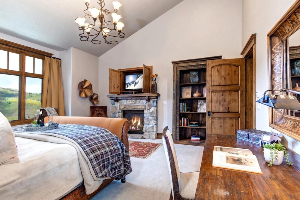 The Lookout 2 Family Rooms Pool Table Wood Burning Fireplace Views Winter Shuttle to Silver Lake PLO 6599 by KBM — 4-Star Luxury Hotel in Bridgeport, United States