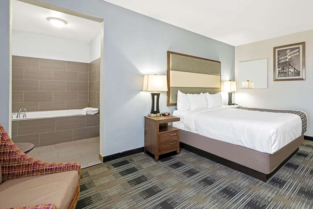 La Quinta Inn & Suites by Wyndham Guthrie - photo 14