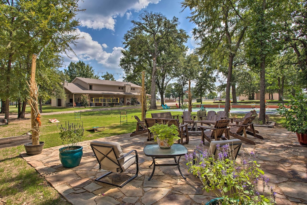 Kingston Home with Pickleball Steps To Lake Texoma — 4-Star Luxury Hotel in Ardmore, United States