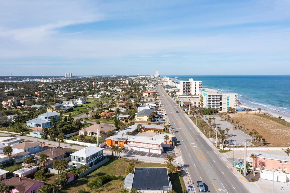 Ocean Holiday Motel - carbon neutral hotel in Daytona Beach
