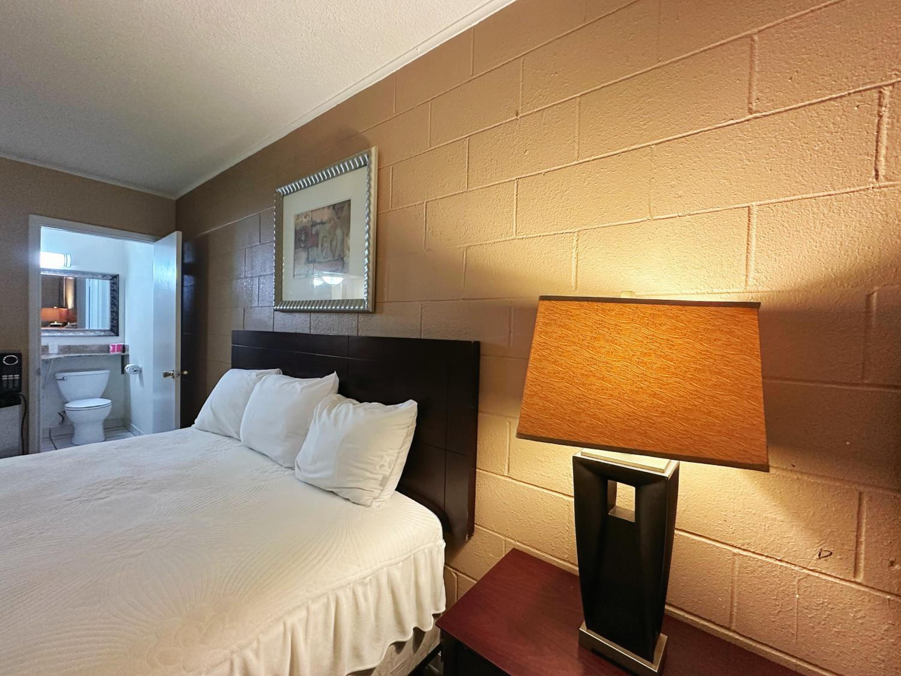 Royal Inn and Suites - photo 16