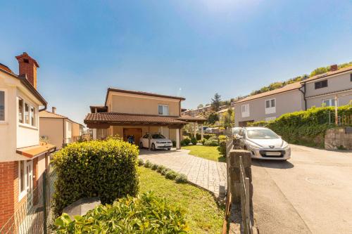 Apartment Mojca Quiet apartment with seaview — 4-Star Luxury Hotel in Koper, Slovenia