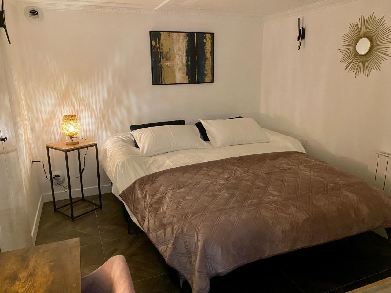 Logement Guenot Pour 5 Personnes Sur Paris 11 — 4-Star Luxury Hotel in Paris, France