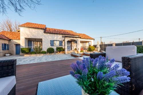 Villa Niko with heated pool — 4-Star Luxury Hotel in Pridraga, Croatia