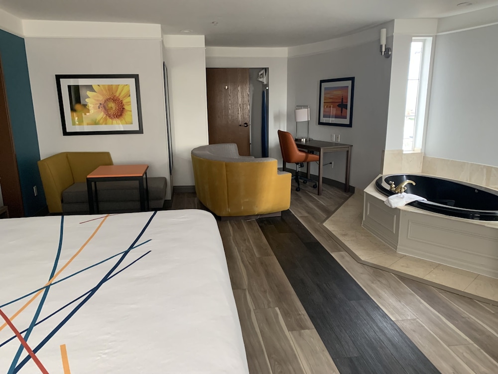 La Quinta Inn & Suites by Wyndham OKC North Quail Springs - photo 12