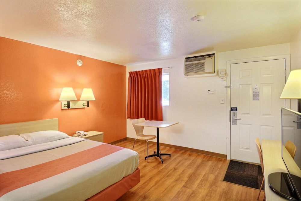 Travelodge By Wyndham Brattleboro Vt - photo 13