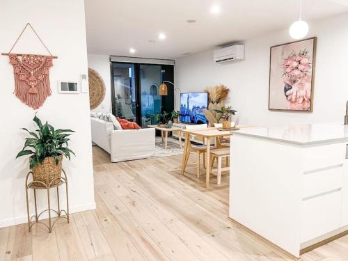 Heart of City Pool Parking Self check in — 4-Star Luxury Hotel in Canberra, Australia