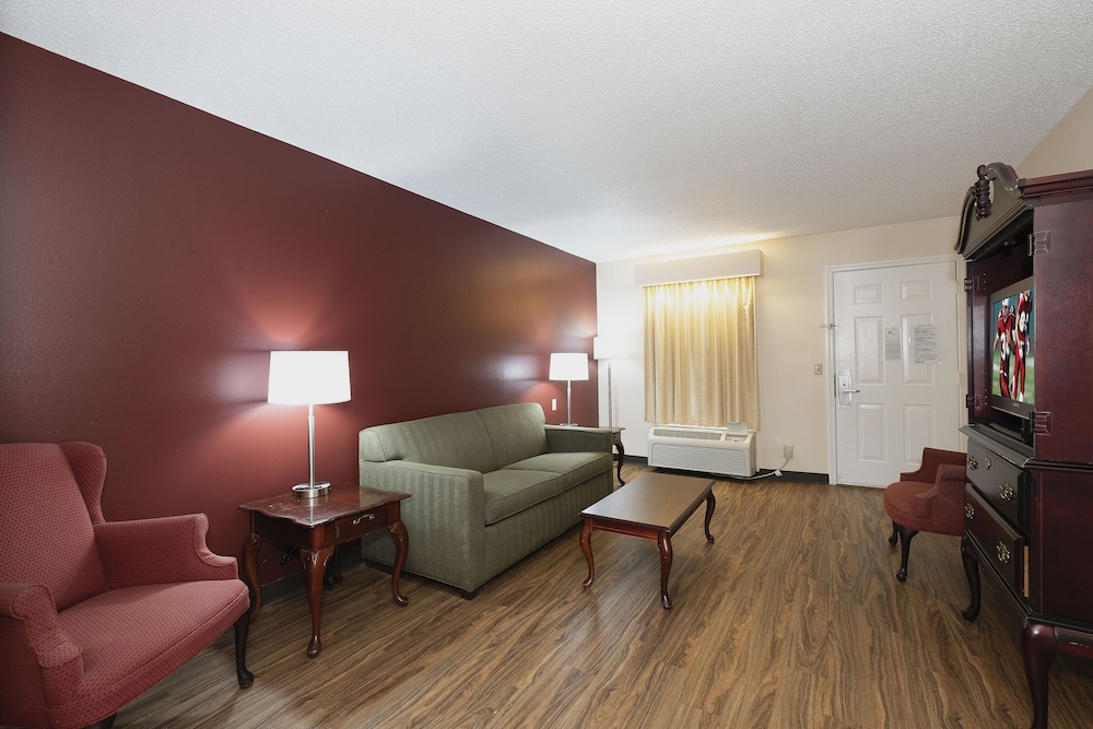 Red Roof Inn & Suites Calhoun - photo 12