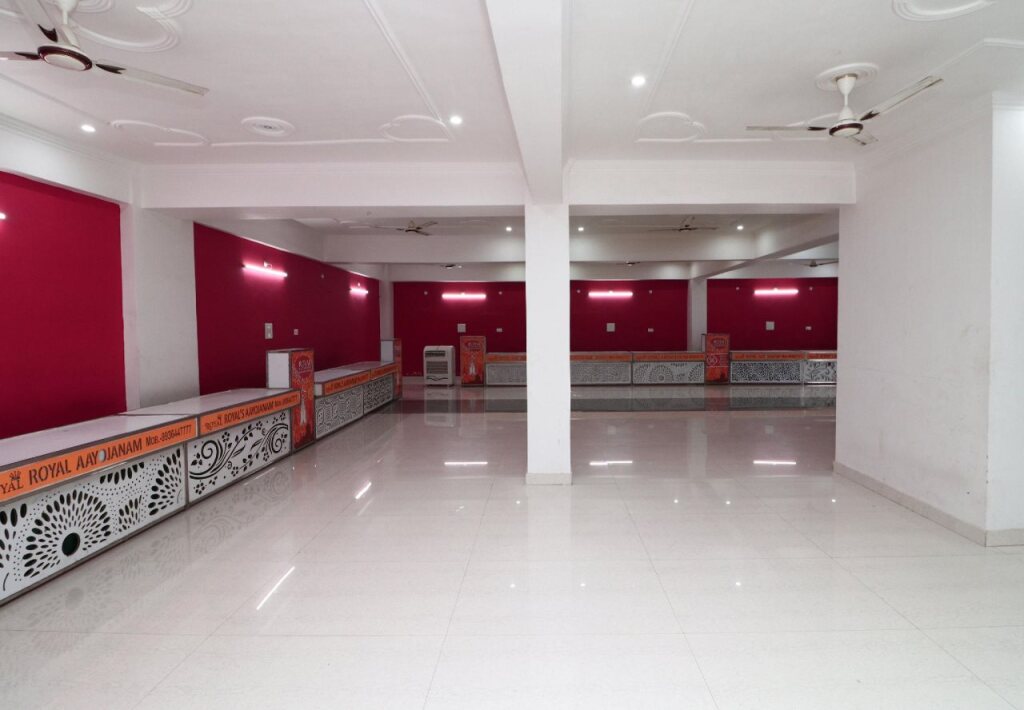 OYO 16551 Royal Aayoyjanam Hotel — hotel in Malihabad