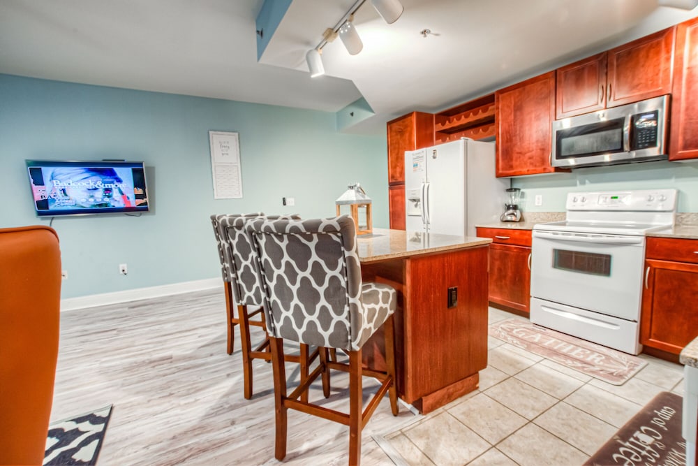Laketown Wharf Resort by Aneliya's Rentals - photo 316