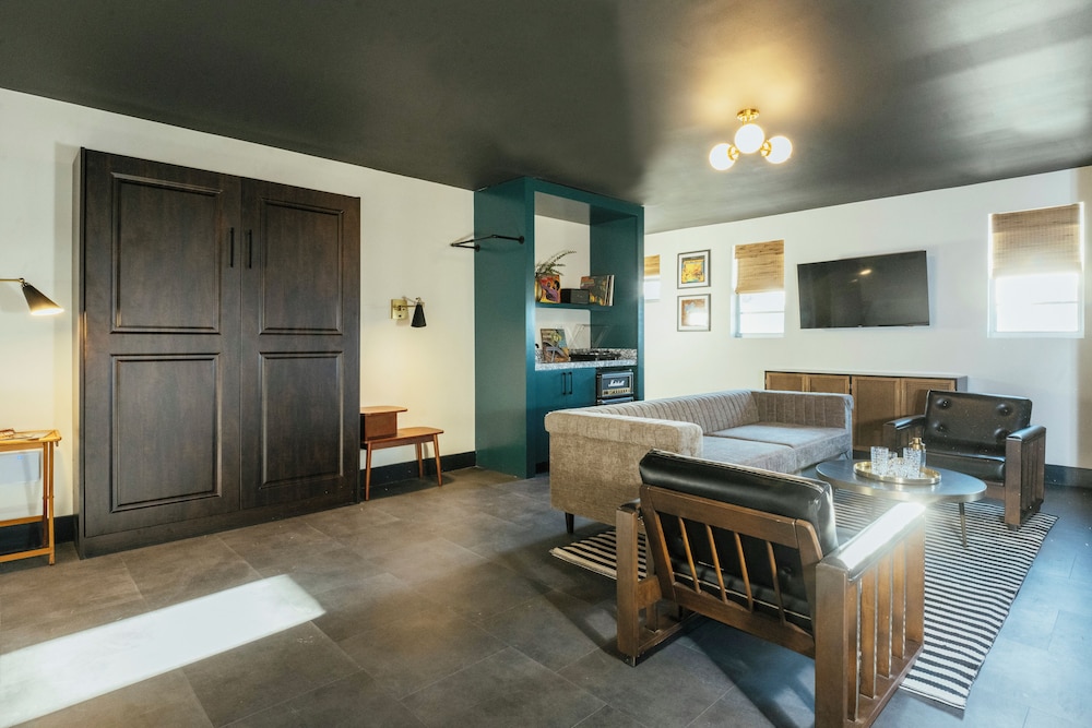 Dew Drop Inn - photo 26
