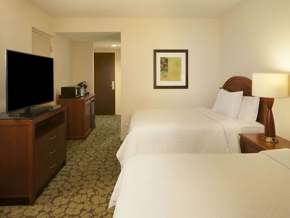 Hilton Garden Inn Virginia Beach Town Center - photo 20