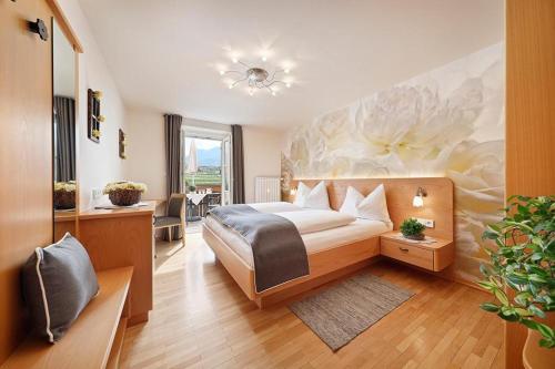Stöckerhof Apartment Blume — 4-Star Luxury Hotel in Merano, Italy
