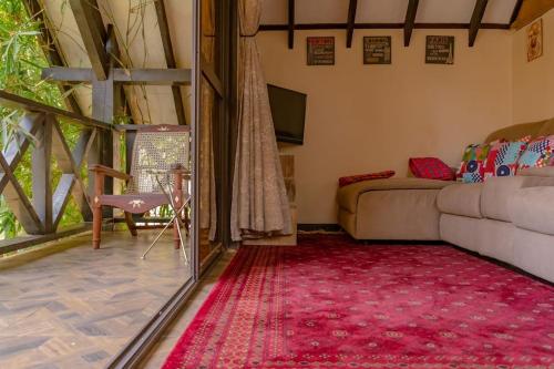 The Annex at 64 : Cozy rustic cottage treehouse