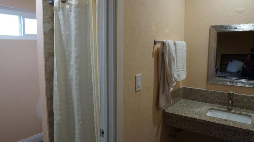 Holly Crest Hotel Los Angeles LAX Airport - photo 10