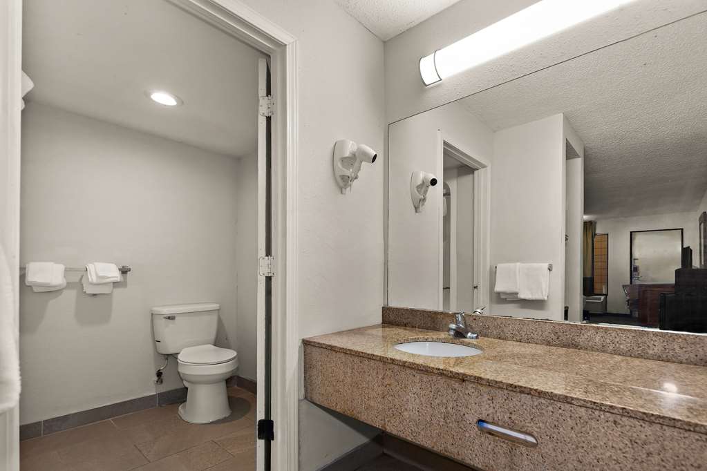 Rodeway Inn Lumberton Central - photo 22