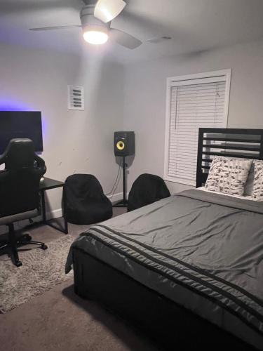 Enjoy this mini mansion near downtown and the airport in Atlanta, United States