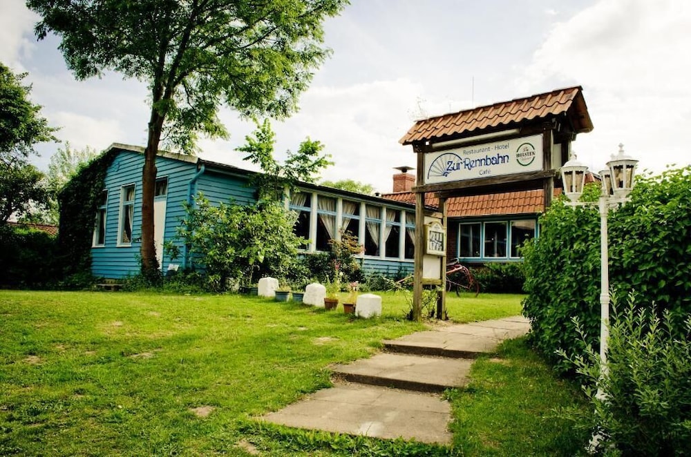 Zur Rennbahn - carbon neutral hotel in Drage