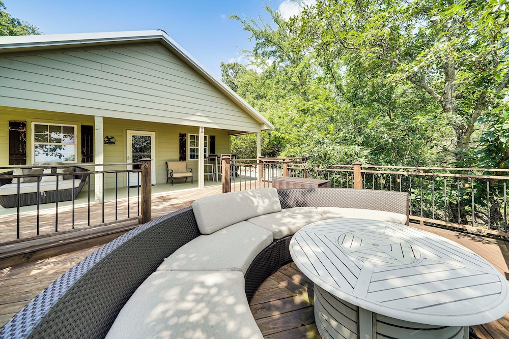 Secluded Tuskahoma Retreat With Deck And Views — Clayton