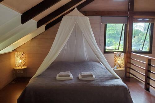 Cottage Miti Reva — 4-Star Luxury Hotel in Haapiti, French Polynesia