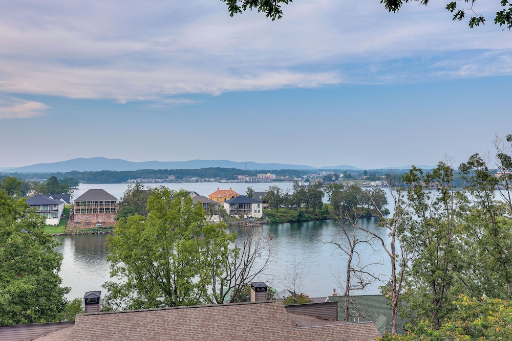 Luxury Lakefront Hot Springs Condo w Pools — 4-Star Luxury Hotel in Hot Springs, United States