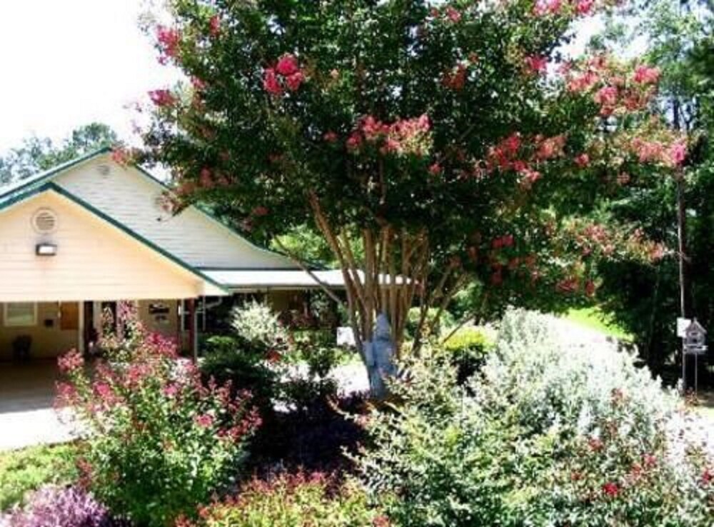 Pine Creek Country Inn - carbon neutral hotel in Nacogdoches