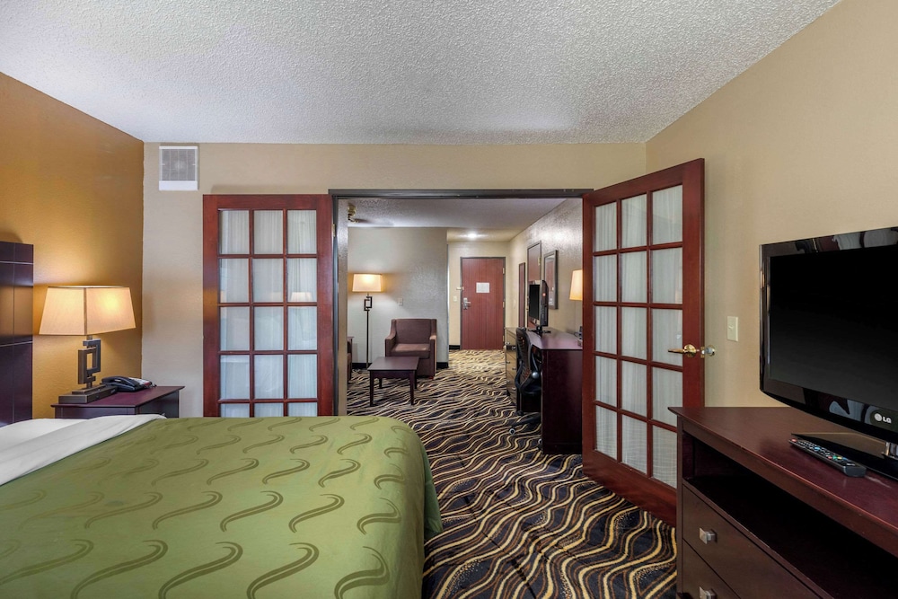 Quality Suites Addison Dallas - photo 16