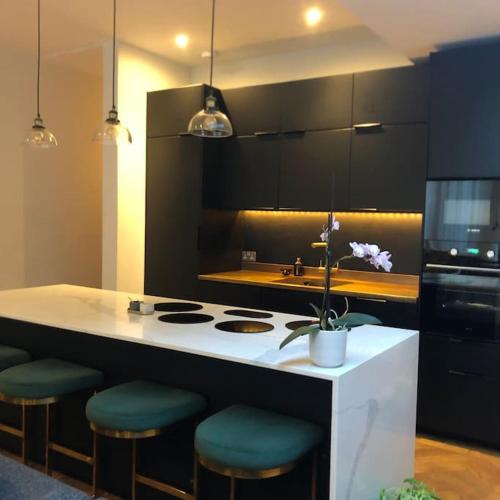 Stunning Modern Large 5 Bed House Willesden — 4-Star Luxury Hotel in London, United Kingdom