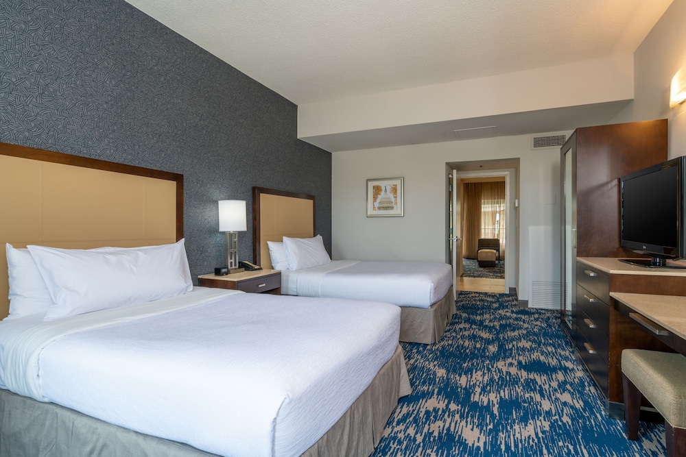 Embassy Suites by Hilton Alexandria Old Town - photo 5