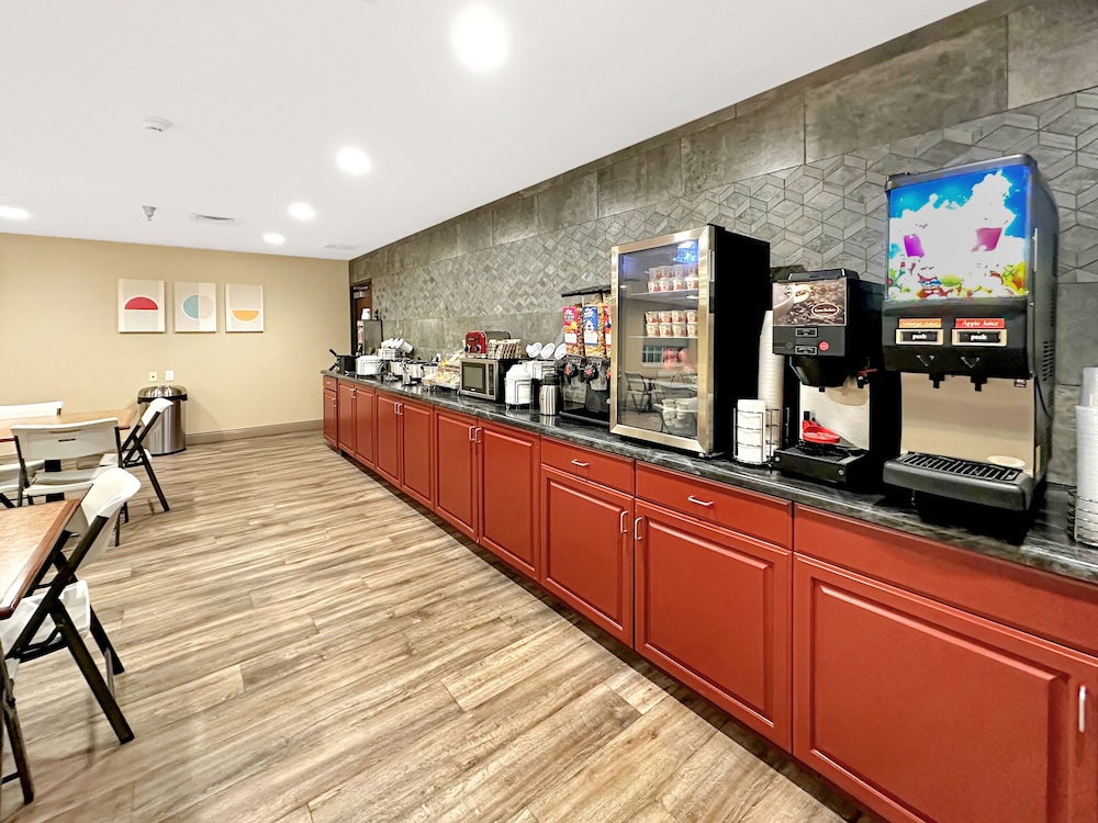 Estherville Hotel & Suites - photo 71