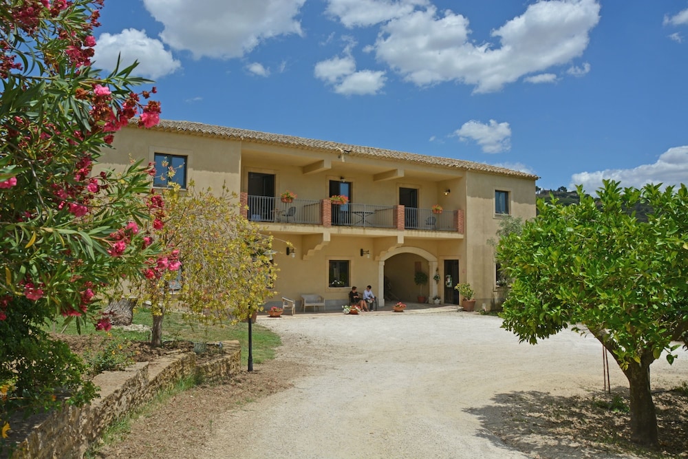 Casale delle Rose — 4-Star Luxury Hotel in Caltagirone, Italy