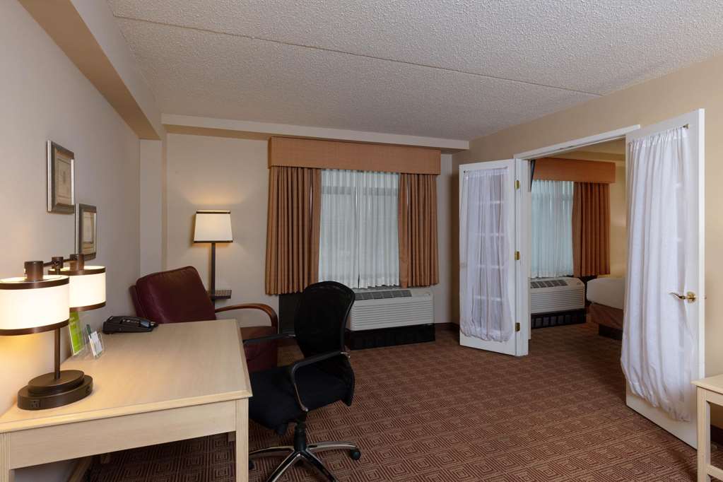 La Quinta Inn & Suites by Wyndham Garden City - photo 44