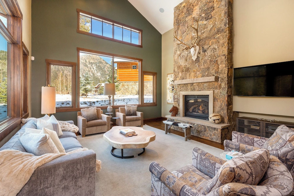 555 Independence Road by Summit County Mountain Retreats in Keystone, United States