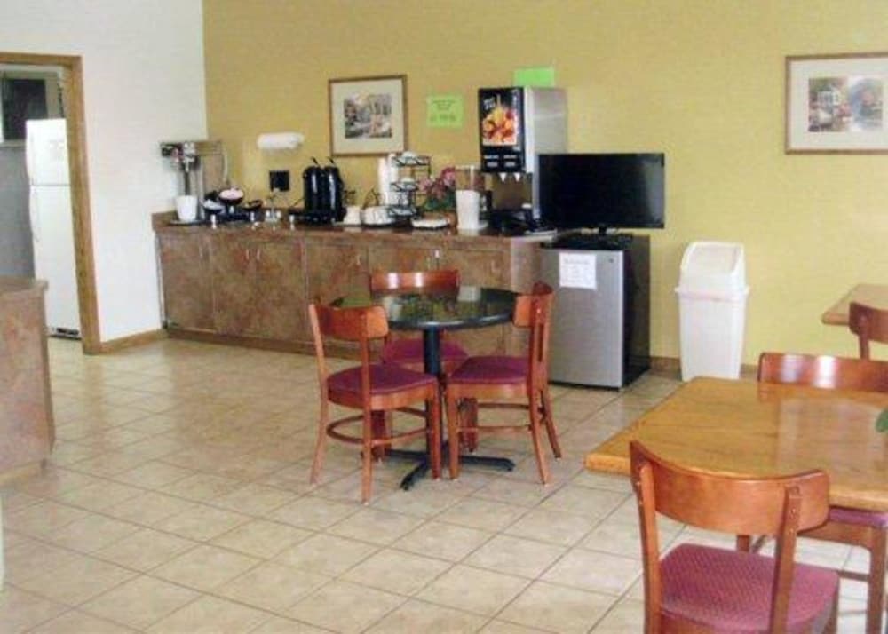 Rodeway Inn Salina North - photo 9