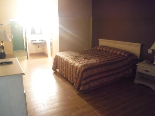 Budgetel Inn & Suites Hotel - photo 20