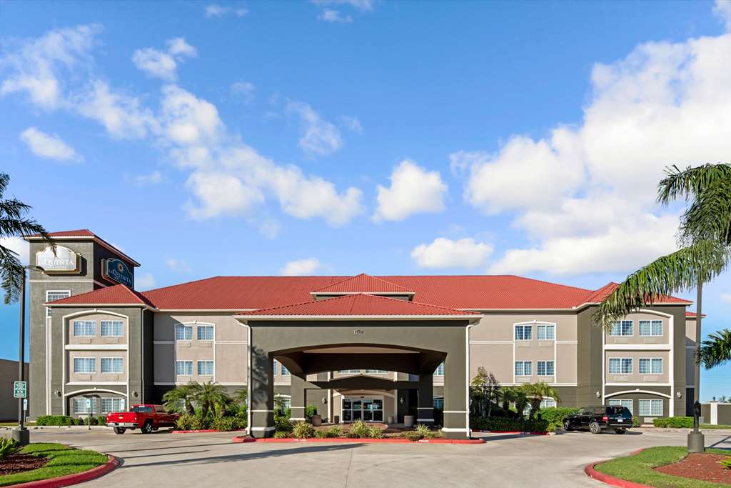 La Quinta Inn & Suites by Wyndham Mercedes Outlet Mall — hotel in Mercedes