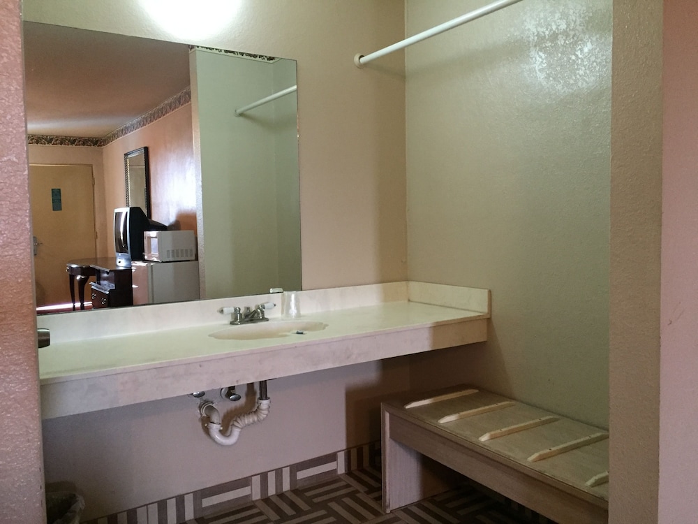 Deluxe Inn Airport - photo 10