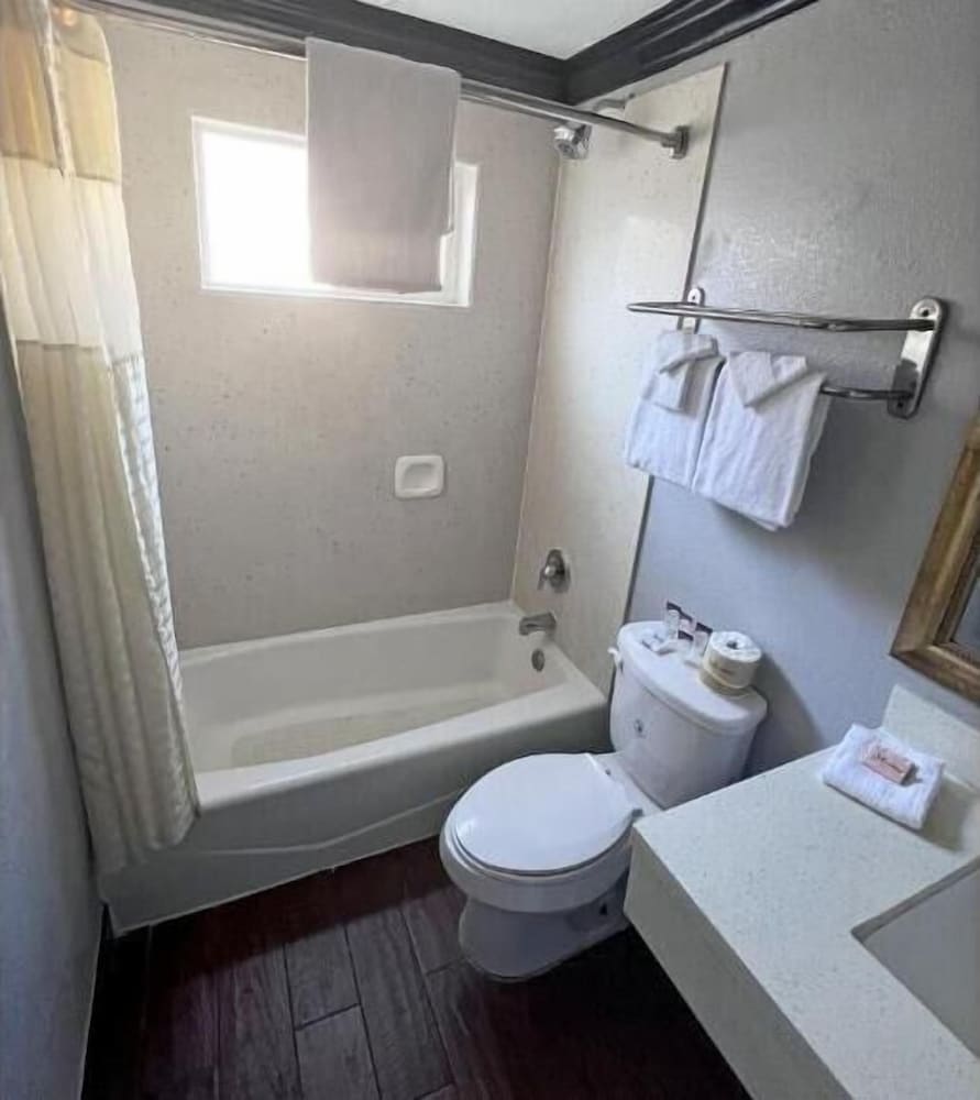 Anchorage Inn Lakeport - photo 15