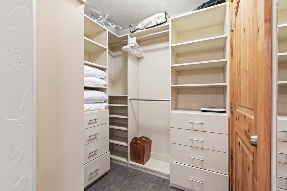 Town Pointe C101 Condo — 4-Star Luxury Hotel in Bridgeport, United States