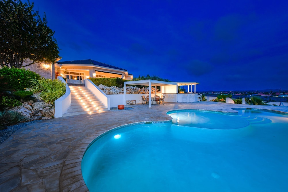 180 Ocean View 2 min to Beach Jacuzzi in Noord, Aruba