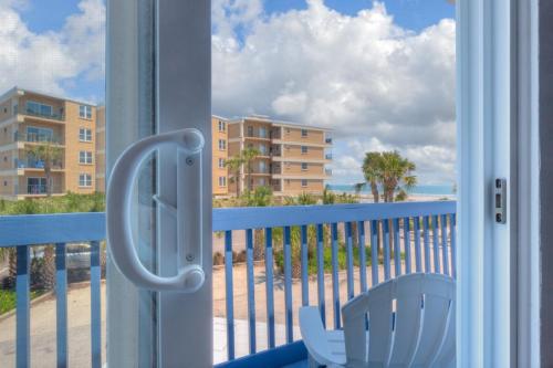 Shore to Please Beach Oceanfront Patio Pet Friendly — hotel in Jacksonville Beach