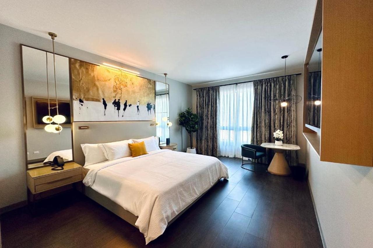Chez Hotel Arlington Heights - photo 3