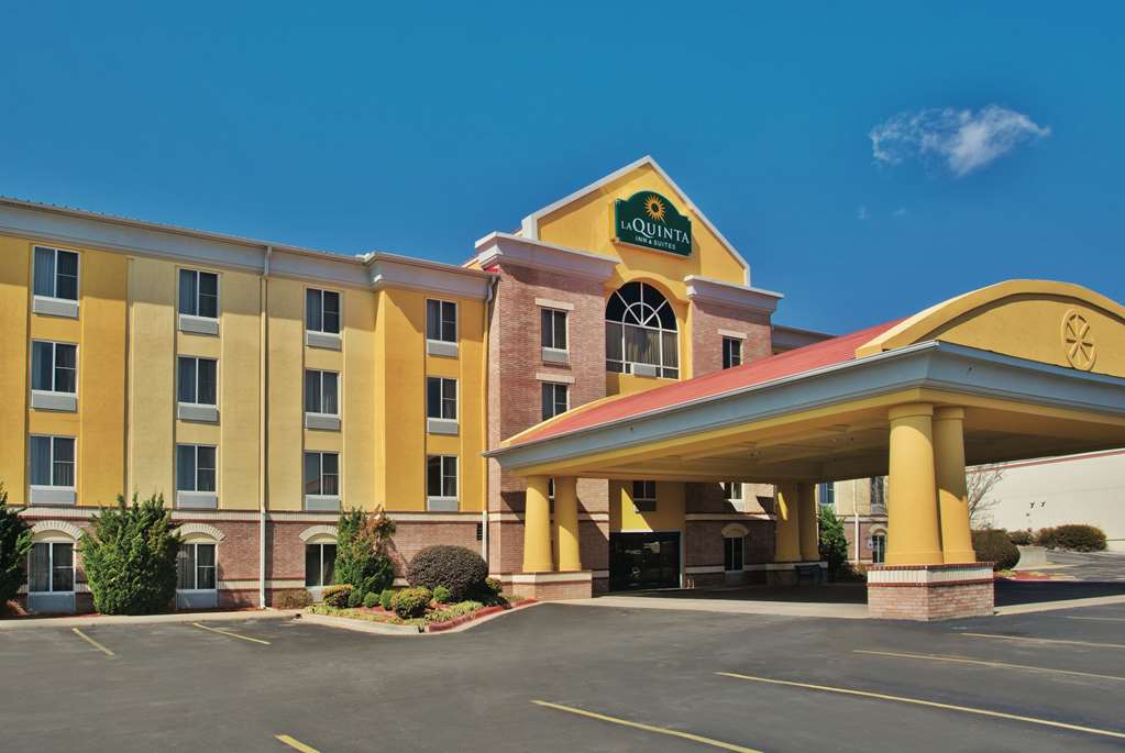 La Quinta Inn & Suites by Wyndham Hot Springs - photo 4