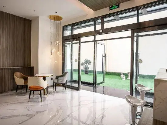 Yi Hu Hua Yuan Hotel in Xigang, People's Republic of China