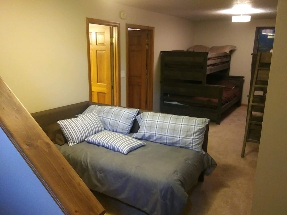 Historic Twin Tudors Inn - photo 27