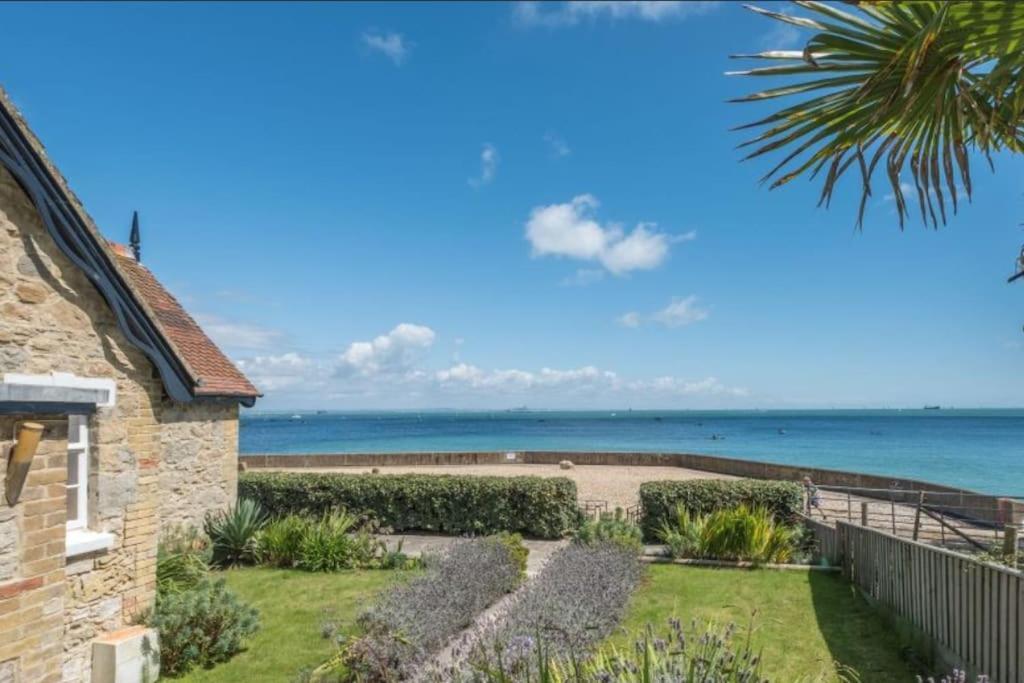 The Old Boat House Seaview Charming historic seafront 3 x bedroom cottage with separate 2 x bedroom annexe — 4-Star Luxury Hotel in Seaview, United Kingdom