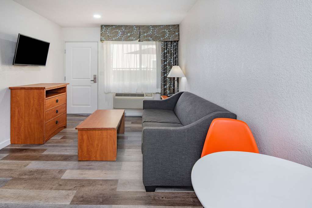 Howard Johnson Suites by Wyndham San Diego Chula Vista BayFt - photo 11