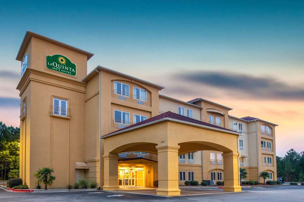 La Quinta Inn & Suites by Wyndham Atlanta Union City - photo 6