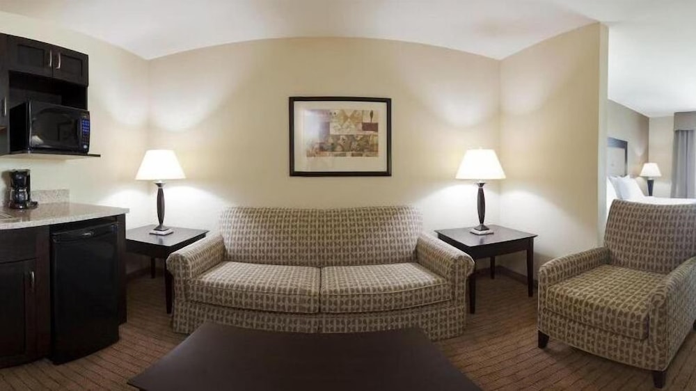 Holiday Inn Express Hotel & Suites Madison Verona by IHG - photo 32
