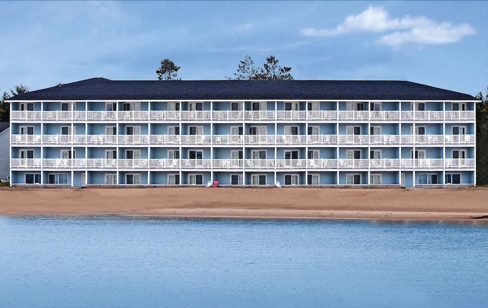 Fairview Beachfront Inn Waterpark — Mackinaw